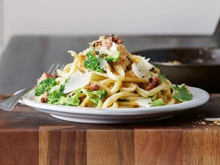 Pici mit Salsiccia und Broccoli